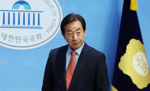 자유한국당(국민의힘 전신) 원내대표를 지낸 김성태 전 의원이 7일 오전 서울 여의도 국회에서 공천과 관련 기자회견을 마친 후 이동하고 있다. photo 뉴시스