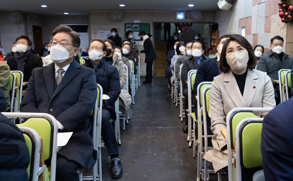 2021년 12월 25일 서울 영등포구 한 교회에서 성탄 예배를 드리고 있는 이재명 더불어민주당 대표와 부인 김혜경씨. photo 뉴시스