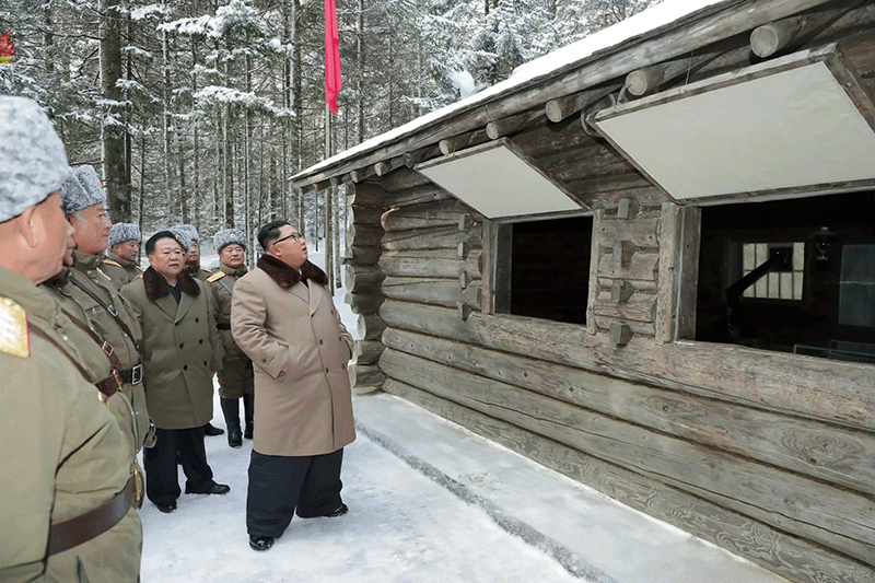 2019년 북한 당국이 ‘김정일의 생가’라고 주장하는 양강도 삼지연시의 ‘백두산 밀영’을 찾은 김정은 북한 국무위원장. photo 뉴시스