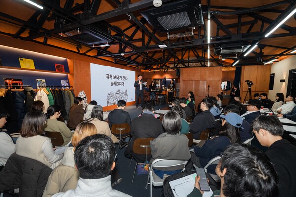 지난 2월 17일 서울 영등포구의 로컬모티브에서 비영리단체 '뉴웨이즈'(NEWSWAYS)가 주최한 정책 토론회에 2030세대 유권자들이 참석해 3지대 정당 대표 및 부대표들의 의견을 경청하고 있다. photo 임화승 영상미디어 기자