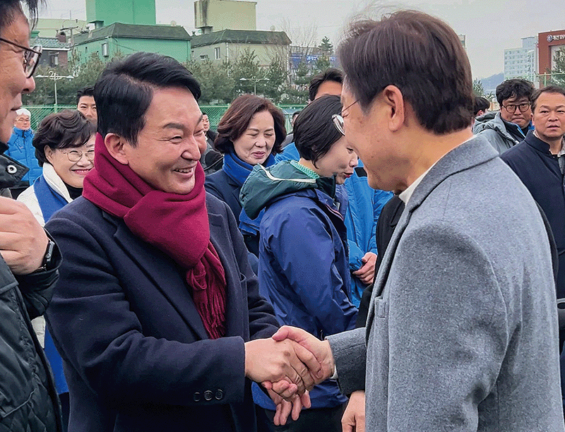 이재명 더불어민주당 대표(오른쪽)와 원희룡 전 국토교통부 장관이 지난 2월 18일 인천광역시 계양축구협회 시무식에서 만나 인사를 나누고 있다. photo 뉴시스