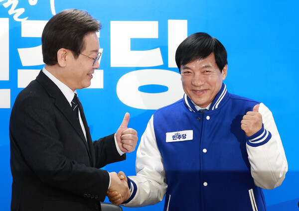 이재명 더불어민주당 대표가 23일 서울 영등포구 중앙당사에서 열린 인재영입식에서 이성윤 전 서울중앙지검장에게 당 점퍼를 입혀주고 있다. photo 뉴시스