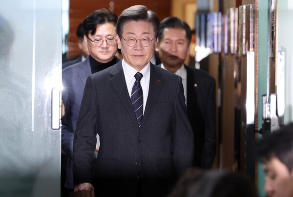 이재명 더불어민주당 대표와 홍익표 원내대표가 23일 오전 서울 영등포구 중앙당사에서 열린 최고위원회의에 참석하고 있다. photo 뉴시스