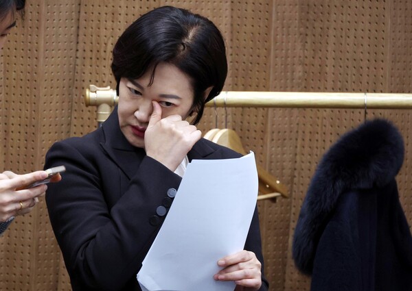 이수진 더불어민주당 의원이 22일 오후 서울 여의도 국회 소통관에서 민주당 탈당 선언을 하기 전 눈물을 훔치고 있다. 이날 민주당 공천관리위원회는 이수진 의원(서울 동작을)을 4·10 총선에서 공천배제 하기로 결정했다. photo 뉴시스