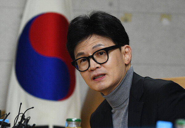 한동훈 국민의힘 비상대책위원장이 23일 오후 인천 계양구 계양산전통시장을 찾아 상인회와 간담회를 갖고 있다. photo 뉴시스