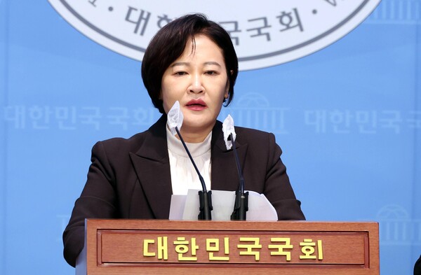 이수진 더불어민주당 의원이 22일 오후 서울 여의도 국회 소통관에서 공관위의 결정에 항의하며 민주당 탈당 선언을 하고 있다. 이날 민주당 공천관리위원회는 이수진 의원(서울 동작을)을 4·10 총선에서 공천배제 하기로 결정했다. photo 뉴시스