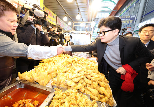 한동훈 국민의힘 비상대책위원장이 23일 오후 인천 계양구 계양산전통시장을 찾아 상인과 인사하고 있다. photo 뉴시스