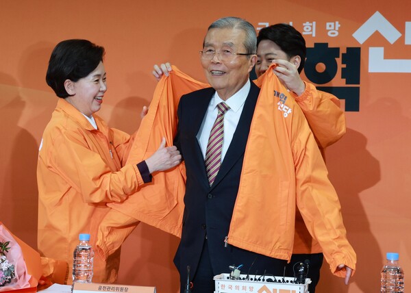 이준석 개혁신당 대표와 양향자 원내대표가 26일 오전 서울 여의도 국회에서 열린 제6차 최고위원회의에서 김종인 공천관리위원장에게 당 점퍼를 선물하고 있다. photo 뉴시스