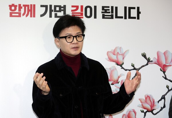 한동훈 국민의힘 비상대책위원장이 26일 오전 서울 여의도 국민의힘 중앙당사 로비에서 취재진의 질문에 답변하고 있다. photo 뉴시스