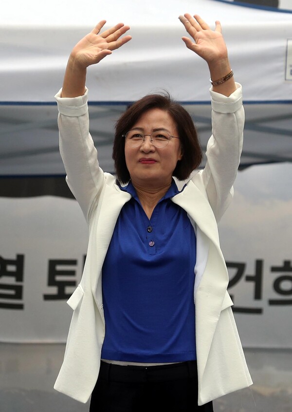 15일 오후 서울 종로구 시청역 인근에서 열린 ‘윤석열 정권 퇴진 김건희 특검’ 7월 전국집중 촛불행동에서 추미애 전 법무부 장관이 참가자들에게 인사하고 있다. photo 뉴시스