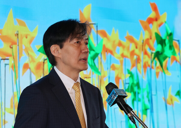 가칭 '조국신당' 인재영입위원장을 맡은 조국 전 법무부 장관이 지난 25일 오전 서울 동작구 메가박스 아트나인에서 열린 '조국신당 창당준비위원회 인재영입 발표식'에서 발표하고 있다. photo 뉴시스