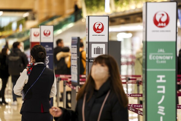 서울 강서구 김포국제공항 국제선 출국장 카운터에서 일본으로 향하는 여행객들이 출국 수속을 하고 있다. photo 뉴시스