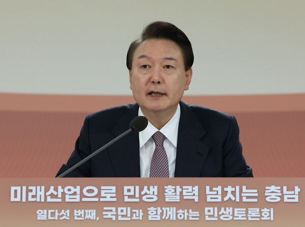 윤석열 대통령이 26일 충남 서산비행장에서 ‘미래산업으로 민생 활력 넘치는 충남’을 주제로 열린 15번째 국민과 함께하는 민생토론회에서 발언하고 있다. photo 뉴시스