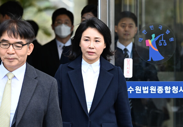 공직선거법 위반 혐의로 기소된 이재명 더불어민주당 대표의 배우자 김혜경씨가 26일 경기도 수원지방법원에서 열린 첫 재판이 끝난 뒤 법원을 나서고 있다. photo 뉴시스