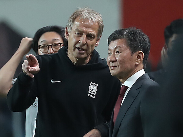 지난해 10월 13일 서울 마포구 서울월드컵경기장에서 열린 하나은행 초청 축구 국가대표 평가전 대한민국과 튀니지의 경기에서 클린스만 감독과 대화하고 있는 정몽규 회장. photo 뉴시스