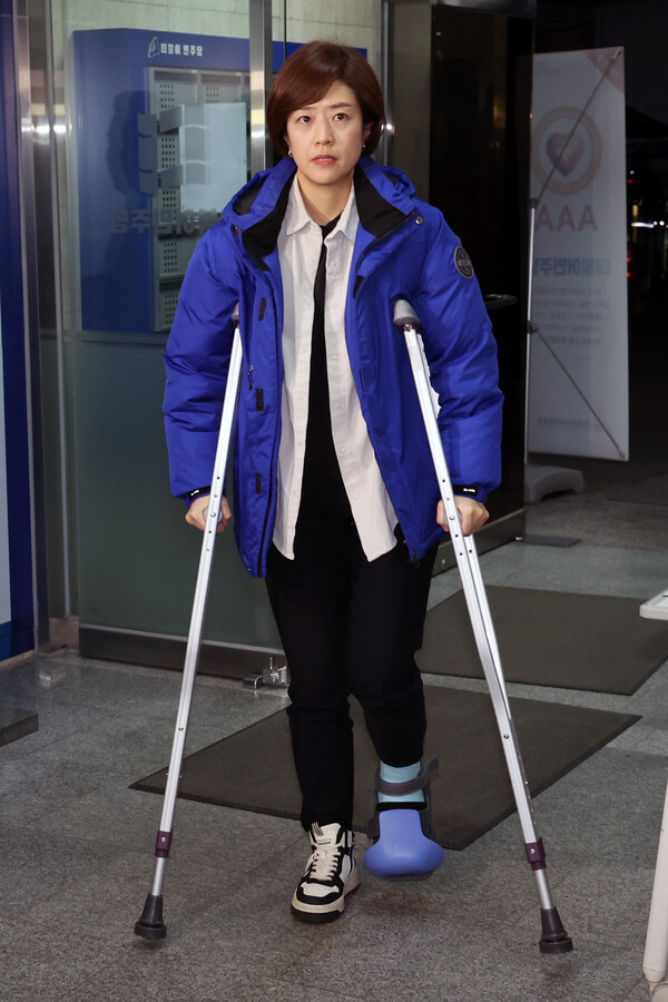 고민정 더불어민주당 최고위원이 25일 오후 서울 영등포구 중앙당사에서 비공개로 열린 최고위원회의에 참석하고 있다. photo 뉴시스