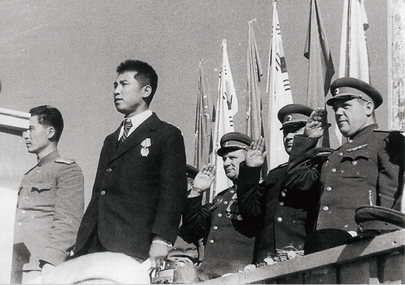 1945년 10월 14일 북한 평양에서 열린 김일성 환영대회. (오른쪽부터) 니콜라이 레베데프, 안드레이 로마넨코, 이반 치스차코프, 김일성, 미하일 칸. photo 뉴시스