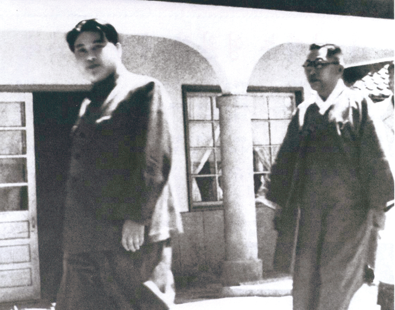 1948년 4월 22일 북한 평양에서 열린 남북연석회의 때 김일성을 따라 이동 중인 김구(오른쪽).photo 조선대백과사전