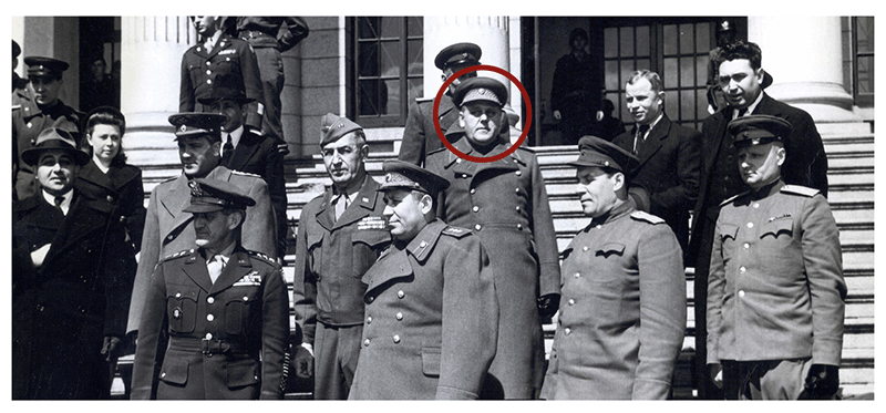 1946년 3월 20일 서울 덕수궁 석조전에서 열린 미소공동위원회에 참석한 미·소 대표들. 미군정 사령관 존 하지 중장(앞줄 왼쪽), 소련 대표 테렌티 시트코프 상장(앞줄 왼쪽 둘째) 뒤로 니콜라이 레베데프 소장(붉은 원)이 보인다. photo 뉴시스