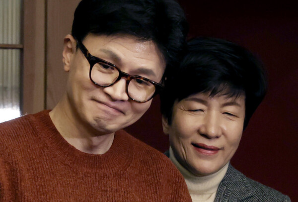 한동훈 국민의힘 비상대책위원장과 김영주 국회부의장이 1일 오후 서울의 한 식당에서 만난 후 기자들 앞에서 포즈를 취하고 있다. photo 뉴시스