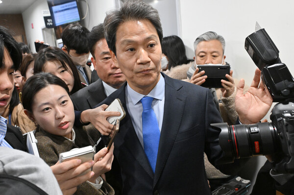 임종석 전 대통령 비서실장이 28일 오전 서울 여의도 국회 소통관에서 더불어민주당 전략공천위원회의 결정 관련 입장 발표를 마치고 취재진에게 질문세례를 받고 있다. photo 뉴시스