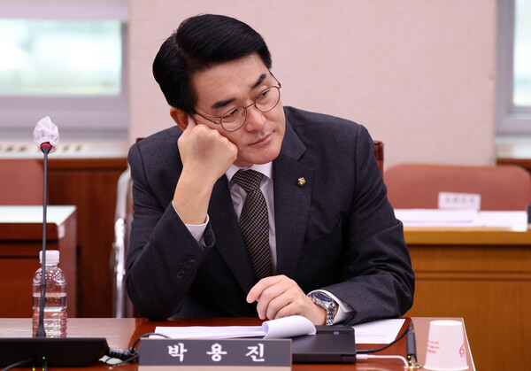 박용진 더불어민주당 의원이 2월 20일 오전 서울 여의도 국회에서 열린 법제사법위원회 전체회의에서 생각에 잠겨 있다. photo 뉴시스