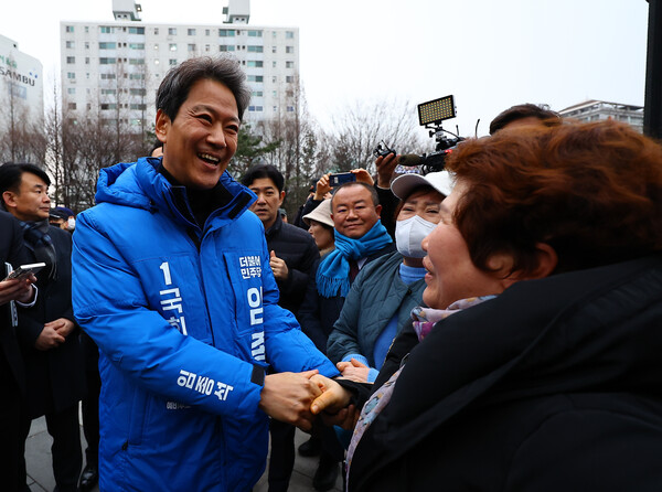 임종석 전 청와대 비서실장이 지난 2월 28일 오후 서울 성동구 왕십리역 광장에서 시민들에게 저녁인사를 하고 있다. photo 뉴시스