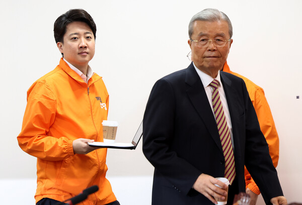 이준석 개혁신당 대표와 김종인 공천관리위원장이 3월 4일 오전 서울 여의도 국회에서 열린 최고위원회의에 참석하고 있다. photo 뉴시스