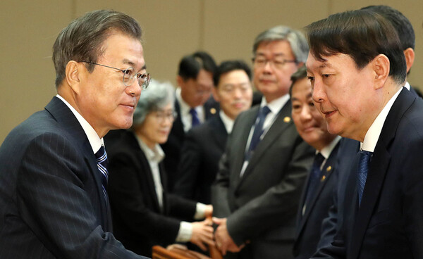 2019년 11월 8일 당시 청와대 본관 집현실에서 열린 공정사회를 향한 반부패정책협의회에 참석해 문재인 대통령이 윤석열 검찰총장과 인사를 나누고 있다. photo 뉴시스