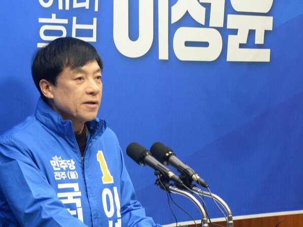 이성윤 전 검사장이 지난달 27일 전북 전주시 전북특별자치도의회 기자회견장에서 전주을 국회의원 출마 기자회견을 열고 질의에 답변하고 있다. photo 뉴시스