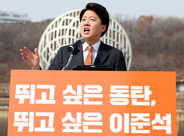 이준석 개혁신당 대표가 4일 오후 경기 화성시 동탄호수공원에서 제22대 총선 화성을 출마 기자회견을 하고 있다. photo 뉴시스