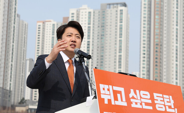 이준석 개혁신당 대표가 지난 4일 오후 경기 화성시 동탄호수공원에서 제22대 총선 화성을 출마 기자회견을 하고 있다. photo 뉴시스