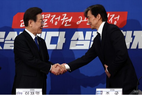 이재명 더불어민주당 대표와 조국 조국혁신당 대표가 5일 오전 서울 여의도 국회에 더불어민주당 당대표회의실에서 인사를 나누고 있다. photo 뉴시스