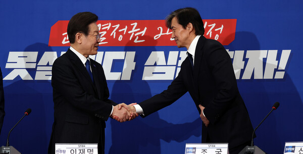 이재명 더불어민주당 대표와 조국 조국혁신당 대표가 지난 5일 오전 서울 여의도 국회에 더불어민주당 당대표회의실에서 인사를 나누고 있다. photo 뉴시스