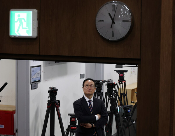 홍영표 더불어민주당 의원이 6일 오전 서울 여의도 국회 소통관에서 탈당 기자회견을 하기 전 순서를 기다리고 있다. photo 뉴시스
