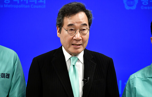 이낙연 새로운미래 공동대표가 4일 오후 광주시의회 브리핑룸에서 기자회견을 갖고 광주 출마의 뜻을 밝히고 있다. photo 뉴시스