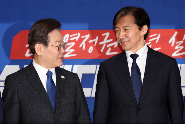 이재명 더불어민주당 대표와 조국 조국혁신당 대표가 지난 5일 오전 서울 여의도 국회에 더불어민주당 당대표회의실에서 기념촬영을 하고 있다. photo 뉴시스