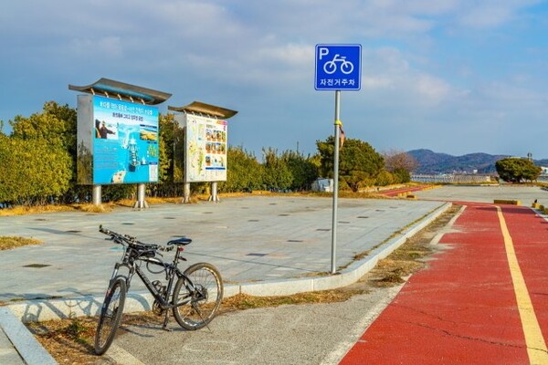 서산 방조제 자전거길. photo 한국관광공사 제공