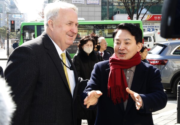 인요한 전 국민의힘 혁신위원장이 지난 2월 26일 오전 인천 계양구 한 거리에서 국민의힘 계양을 후보로 확정된 원희룡 전 국토교통부 장관의 지원 유세를 펼치고 있다. photo 뉴시스