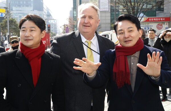 인천 계약구 한 거리에서 지지를 호소하고 있는 모습. 오른쪽부터 원희룡 전 국토교통부 장관, 인요한 전 국민의힘 혁신위원장, 이천수 후원회장. photo 뉴시스