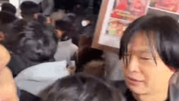 ‘나꼼수’ 출신 방송인 주진우씨가 수원 지동못골시장에서 일부 국민의힘 지지자들에게 항의를 받는 모습. photo 유튜브 발췌