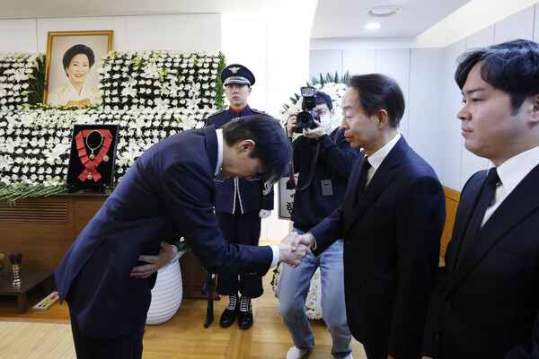 3월 8일, 서울 종로구 서울대병원 장례식장에 마련된 고 손명순 여사의 빈소에서 문상객으로 온 조국 조국혁신당 대표를 맞이하는 김현철 김영삼대통령기념재단 이사장과 김인규 국민의힘 예비후보.(오른쪽). Photo 뉴시스