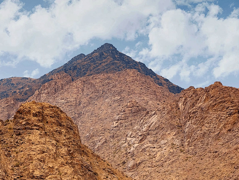 사우디 라우즈산의 여러 봉우리 중에서도 가장 유력하게 시나이산으로 추정되는 자발마클라. 정상 부분이 불에 탄 듯 검게 변해 있다. photo Living Passages