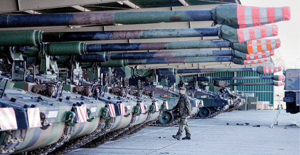 독일 뮌스터 분데스베르 군 기지에 도열해 있는 탱크들. 1980년대까지 서독에만 7000대의 탱크가 있었지만 지금은 200대에 불과하고 그나마 절반만 작동 가능한 것으로 알려져 있다. photo 뉴시스