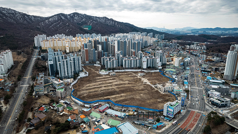 경기 남양주 평내 진주아파트 재건축 공사현장. 철거 이후빈 땅으로 방치돼 있다. photo 이건송 영상미디어 기자