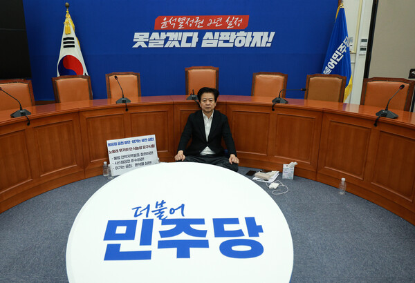 컷오프(공천배제)된 노웅래 더불어민주당 의원이 2월 25일 서울 여의도 국회 당대표회의실에서 단식 농성을 이어가고 있다. photo 뉴시스