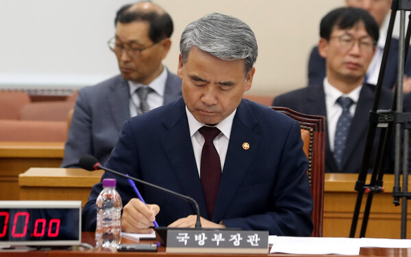 이종섭 전 국방부 장관이 지난해 9월 20일 오전 서울 여의도 국회에서 열린 국방위원회 전체회의에서 자료를 살펴보고 있다 . photo 뉴시스