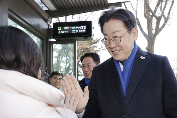 이재명 더불어민주당 대표가 10일 지역구인 인천 계양구 계산동 일대에서 시민들과 인사하며 지지를 호소하고 있다. photo 뉴시스