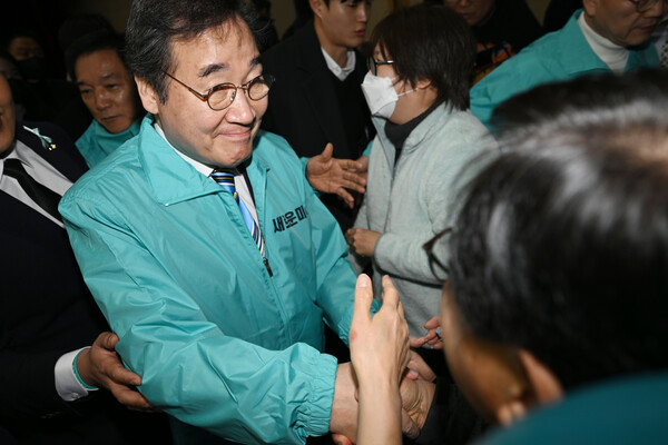 이낙연 새로운미래 공동대표가 10일 오후 광주 서구 김대중컨벤션센터에서 열린 결의대회에 참석하며 지지자들과 악수하고 있다. photo 뉴시스