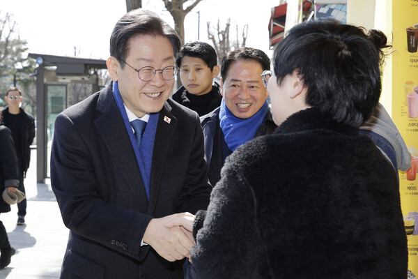 이재명 더불어민주당 대표가 10일 지역구인 인천 계양구 계산동 일대에서 시민들과 인사하며 지지를 호소하고 있다. photo 뉴시스